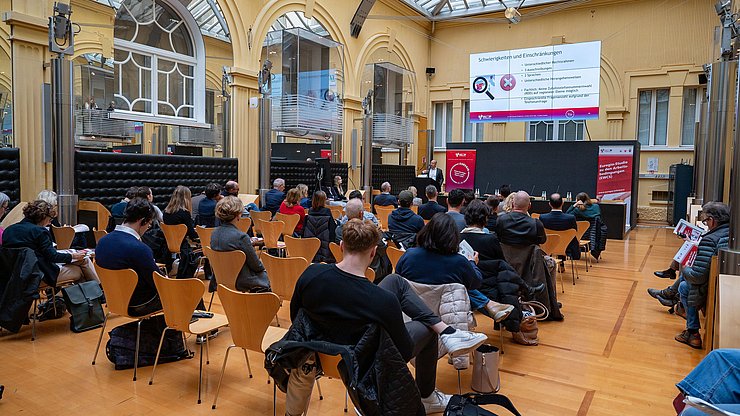 Tobias Hölbling, ricercatore presso AFI-IPL ha fornito una panoramica del progetto comune transfrontaliero sulle condizioni di lavoro nell'Euregio.