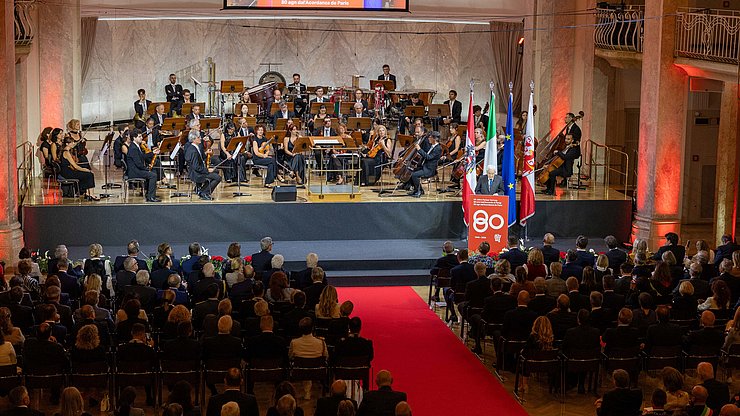 Staatspräsident Sergio Mattarella bezeichnete bei seiner Festansprache im Kursaal von Meran die Autonomie Südtirols als ein gemeinsames Erbe, das für Italien und Österreich von großem Wert sei und das es zu bewahren gelte.