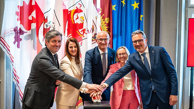 Attivazione simbolica della Borsa lavoro dell'Euregio: (da sinistra) il vicepresidente della provincia autonoma di Trento Achille Spinelli, l'assessora tirolese Astrid Mair nonché il presidente dell'Euregio e capitano del Tirolo Anton Mattle, l'assessora altoatesina Magdalena Amhof e il presidente della provincia autonoma di Bolzano Arno Kompatscher.