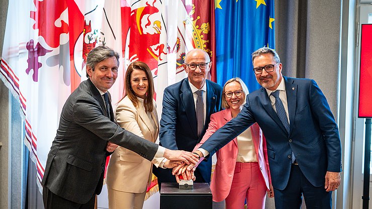 Ativazion simbolica dla Borsa lëur dl’Euregio. Da man ciancia: l vizepresidënt Achille Spinelli (Trentin), l'assessëura dl Tirol Astrid Mair y l presidënt dl’Euregio y cumandant dl Tirol Anton Mattle, l'assessëura dla Provinzia autonoma de Bulsan Magdalena Amhof y l presidënt dla Provinzia de Bulsan Arno Kompatscher.