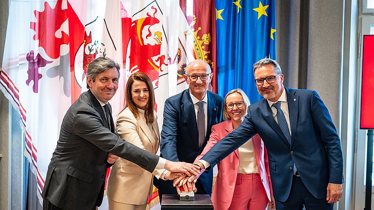 Symbolische Freischaltung für die grenzenlose Jobsuche in allen Euregio-Ländern: (von links) Landeshauptmannstellvertreter Achille Spinelli (Trentino), Landesrätin Astrid Mair sowie Euregio-Präsident und Landeshauptmann Anton Mattle (beide Tirol), Landesrätin Magdalena Amhof und Landeshauptmann Arno Kompatscher (Südtirol).