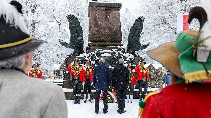 Tirols LH Anton Mattle und Südtirols LH Arno Kompatscher bei der Kranzniederlegung am Andreas-Hofer-Denkmal am Bergisel.