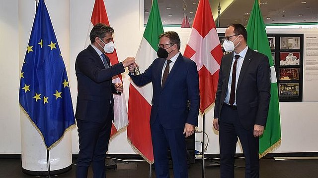 © Land Tirol/Huldschiner Staatssekretär Rizzi übergibt LH Platter die Glocke der Arge Alp als Symbol der Präsidentschaft.