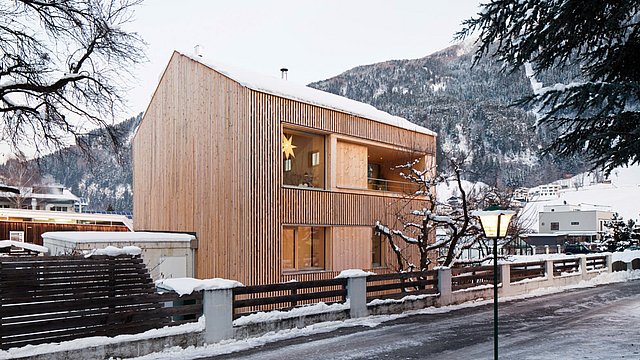 Die prämierten Projekte des ersten Euregio Baukulturpreises sind bei der Wanderausstellung durch alle Tiroler Bezirke zu sehen. Am Bild: Publikumspreis von he und du, Hauptprojekt FELSA, Zams