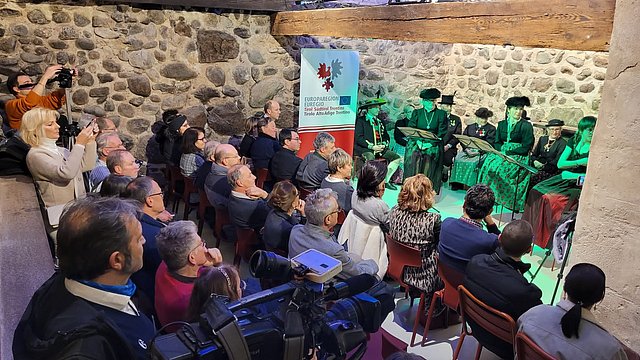 © Euregio Una sala affollata per le letture sceniche sulla storia del Sopramonte svoltesi ieri sera (19 gennaio) nella cantina della Casa della Pesa di Bolzano