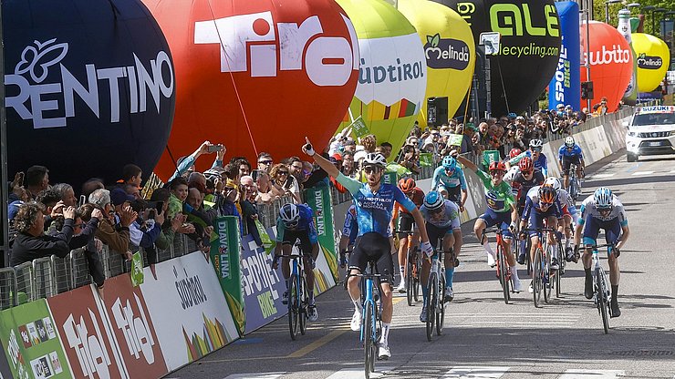 Ogni anno il Tour of the Alps diventa una vetrina mediatica per i territori dell'Euregio Tirolo-Alto Adige-Trentino (nella foto con i loghi delle agenzie di promozione territoriale). Nel 2024 è stato trasmesso in 97 Paesi. 