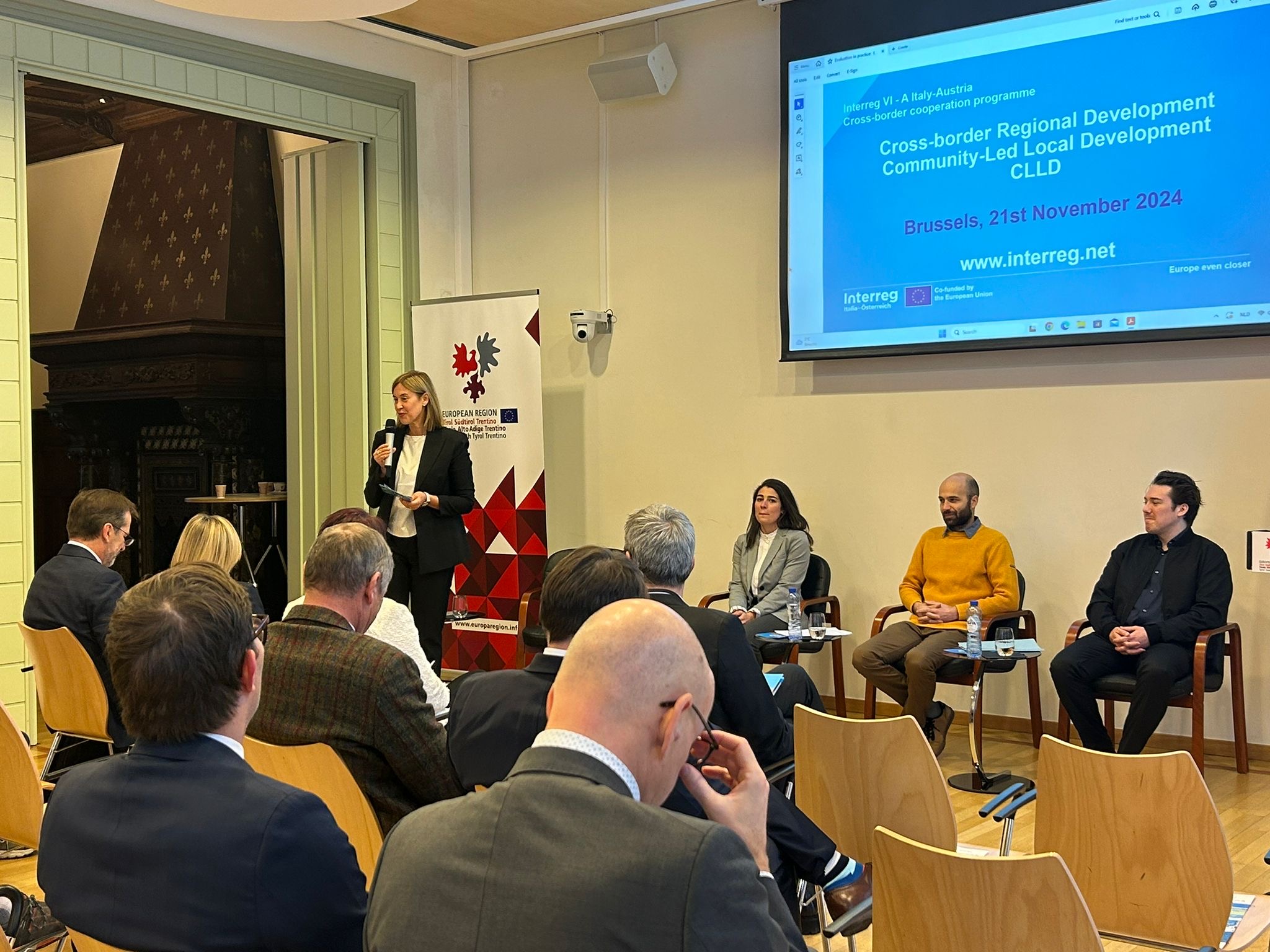Martha Gärber, standing, speaks during the conference. Seated next to her are Irene Covi, Peter Luis Thaler and Sebastian Vicoli. 