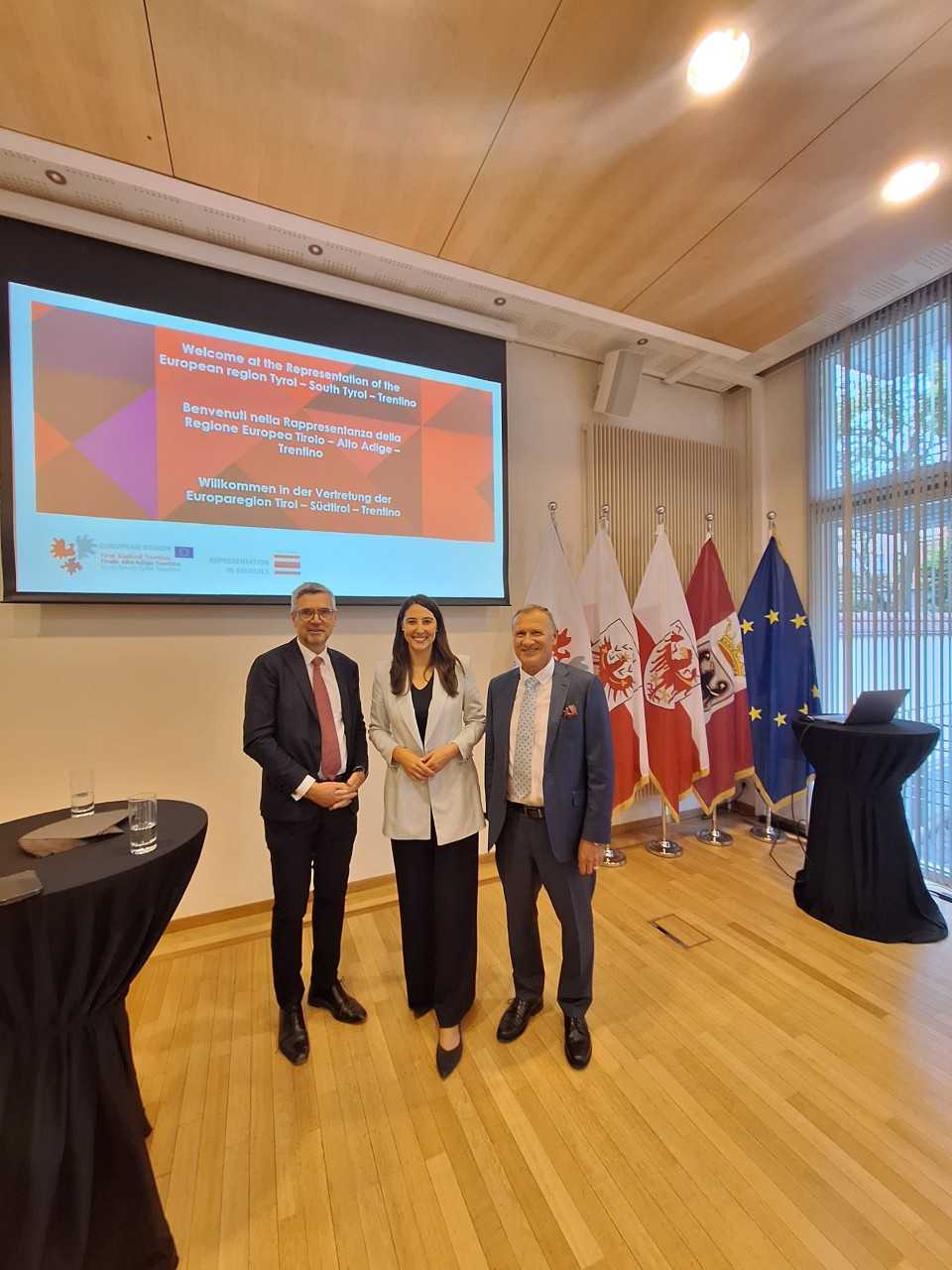 © Euregio Da sinistra a destra: il deputato Herbert Dorfmann, la deputata Sophia Kircher, il direttore del Tirolo Richard Seeber.