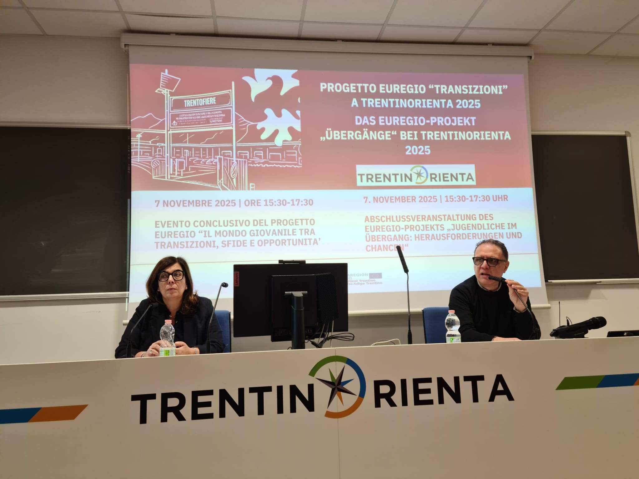 © Presseamt Land Trentino Abschluss des Euregio-Projekts „Jugendliche im Übergang“ in Trient, unter anderem mit Stefania Terlizzi (Generaldirektorin der Trentiner Arbeitsagentur, links) und dem Trentiner Schulamtsleiter Giuseppe Rizza (rechts).