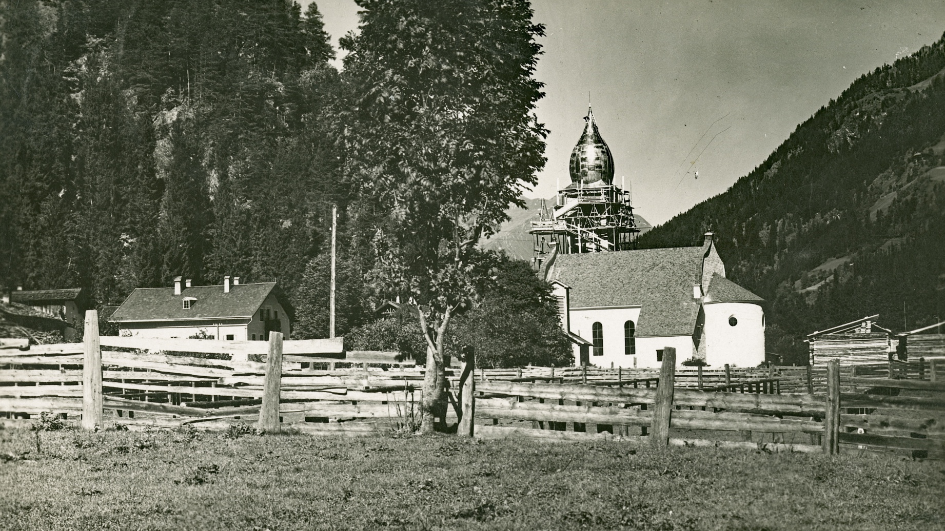 Die Herz-Jesu-Kirche in Huben (Gemeinde Matrei in Osttirol) in Bau, um 1926