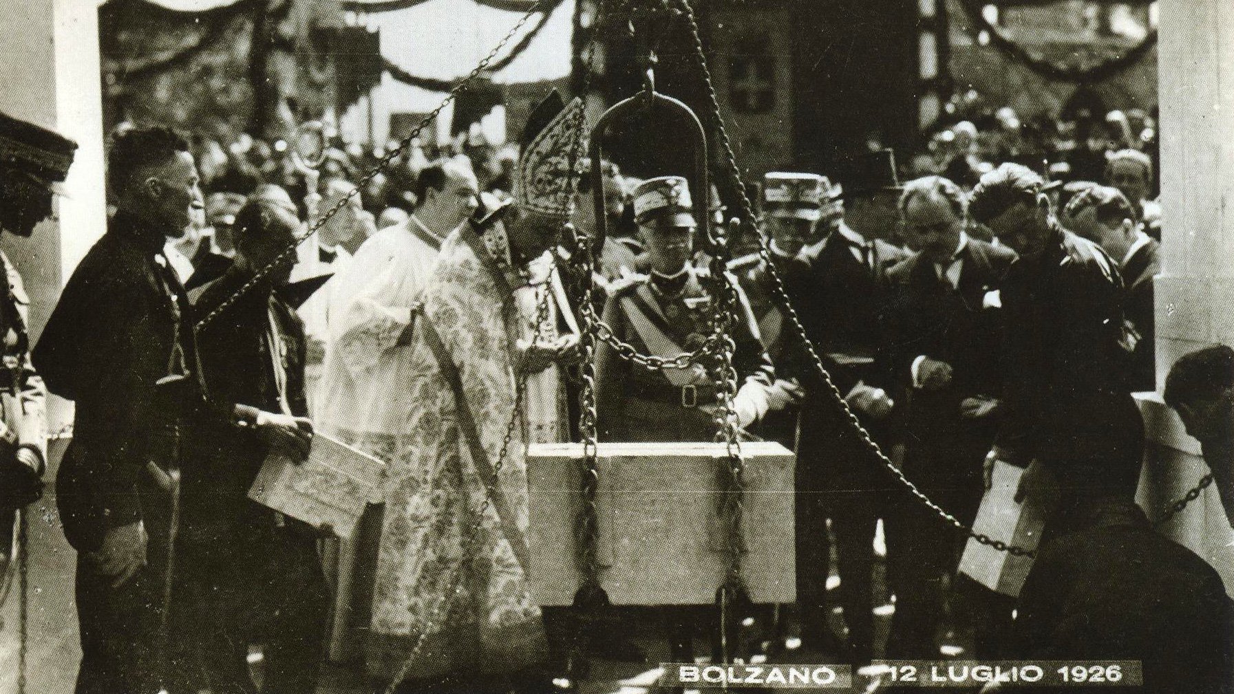 Die Grundsteinlegung für den Bau des Siegesdenkmals in Bozen, links mit Mitra Fürstbischof Celestino Endrici, rechts davon der italienische König Viktor Emanuel III