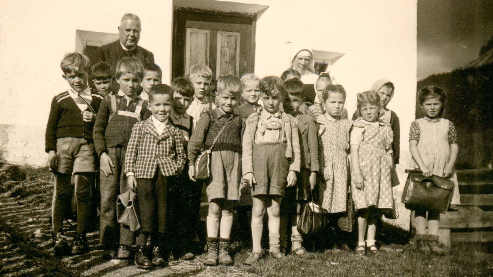 Hochwürden Johann Terleth, der von 1926 bis 1962 als Pfarrer in Villnöß wirkte mit seiner Schülerschar. 