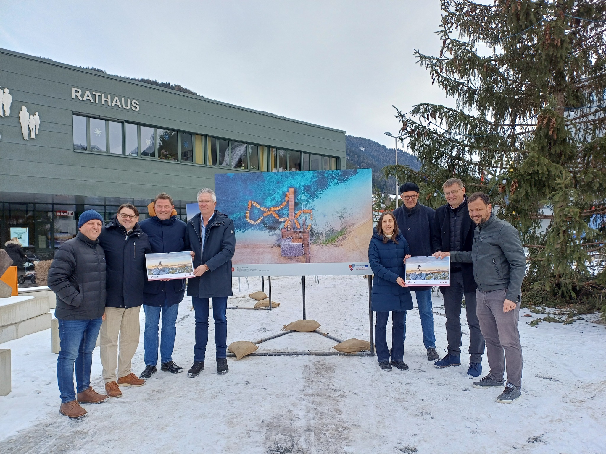 © Tamara Kainz I sindaci Florian Riedl, Walter Kiechl e Josef Saxer hanno inaugurato la mostra insieme ai rappresentanti dell'Euregio e del Land Tirolo. L'immagine al centro era la copertina del calendario Euregio 2020 ed è stata scattata dal fotografo Thomas Holzmann di Steinach.