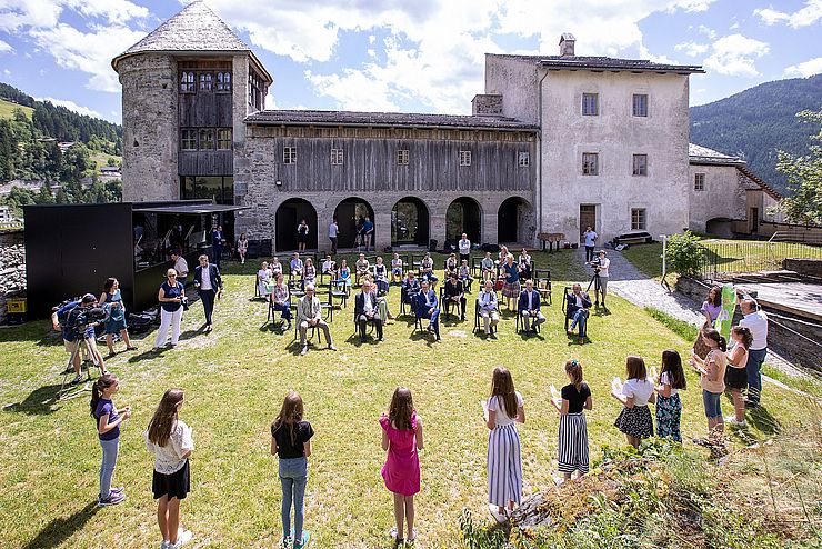 © Land Tirol Kinder im Kreis