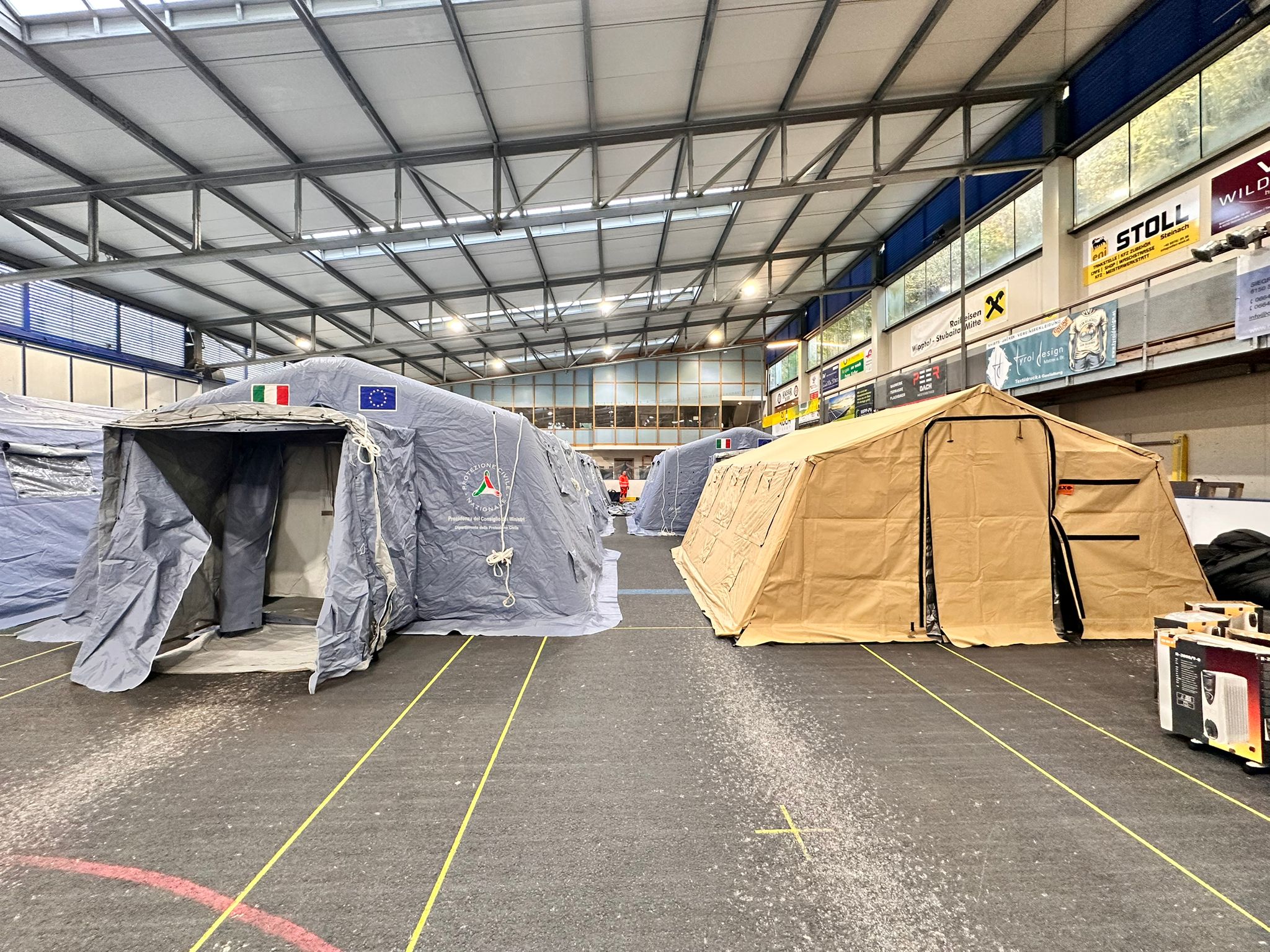 © LPA Südtirol In der Eishalle von Steinach am Brenner haben Rotes Kreuz und Weißes Kreuz einen Campus eingerichtet